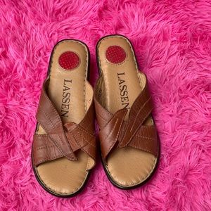 Laden crossing petals slide sandals with cushioned heel size 7